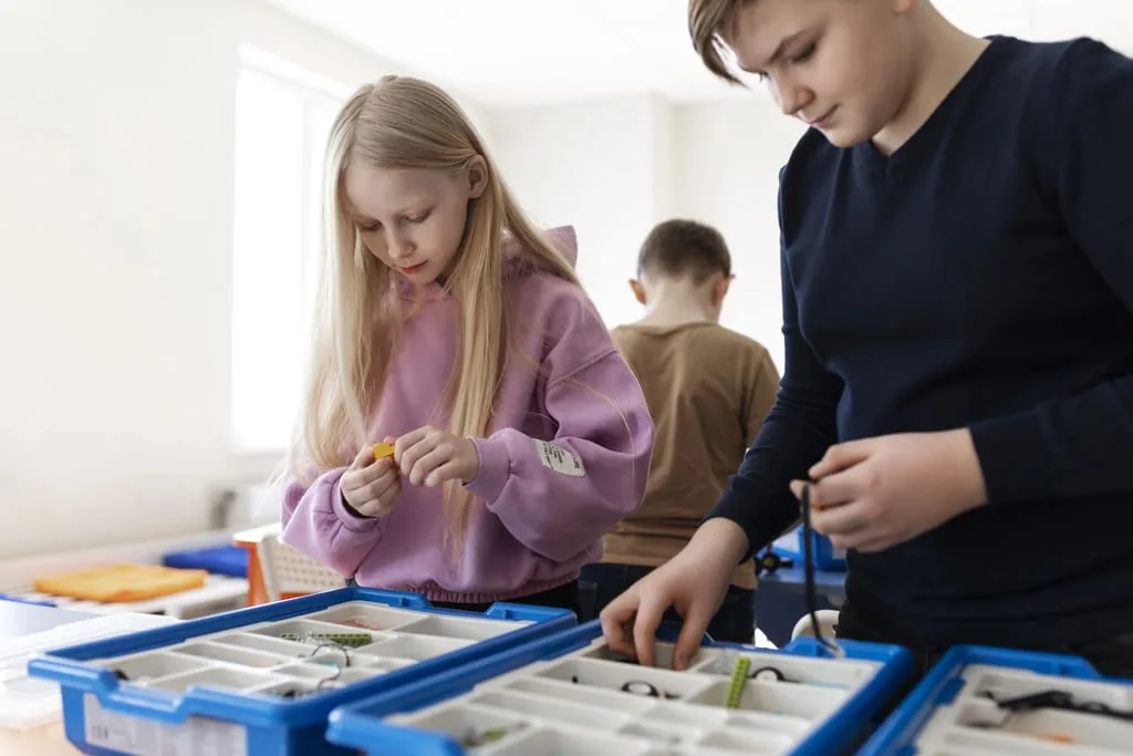 Crianças desenvolvendo habilidade com maker nas escolas