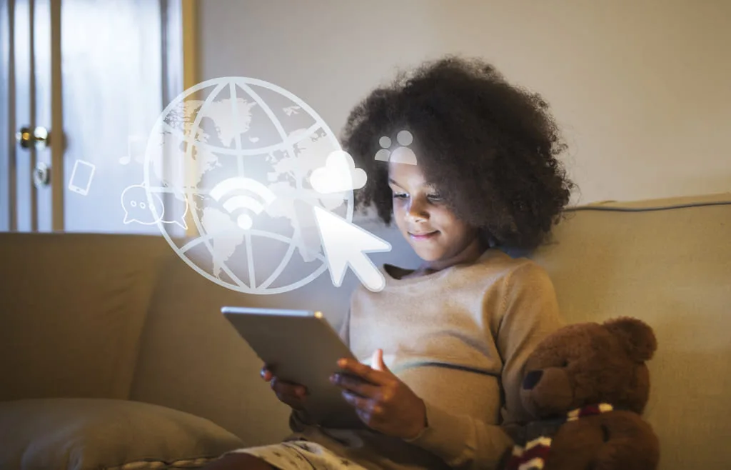 Criança interagindo com inteligência artificial na educacao