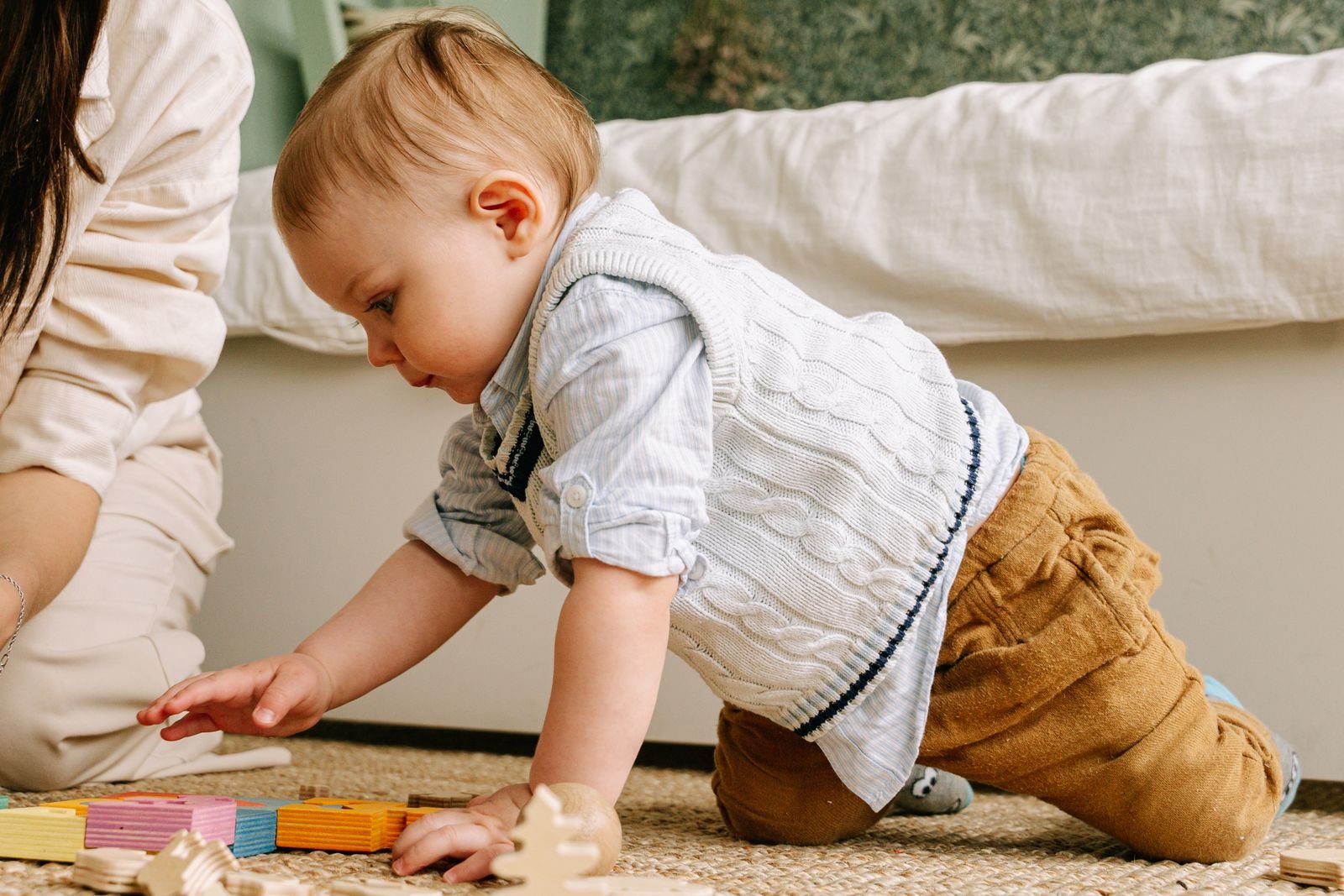 Bebê brincando com blocos de madeira no chão