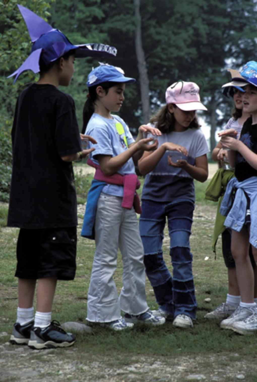Crianças brincando em um parque