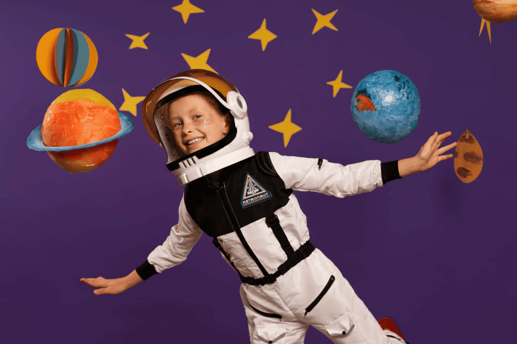 criança brincando de astronauta