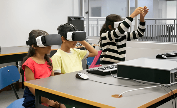 crianças com as tecnologias nas Escolas