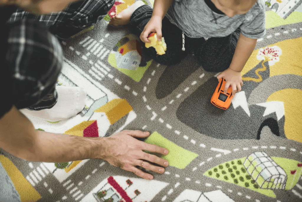 Criança brincando e desenvolvendo habilidades